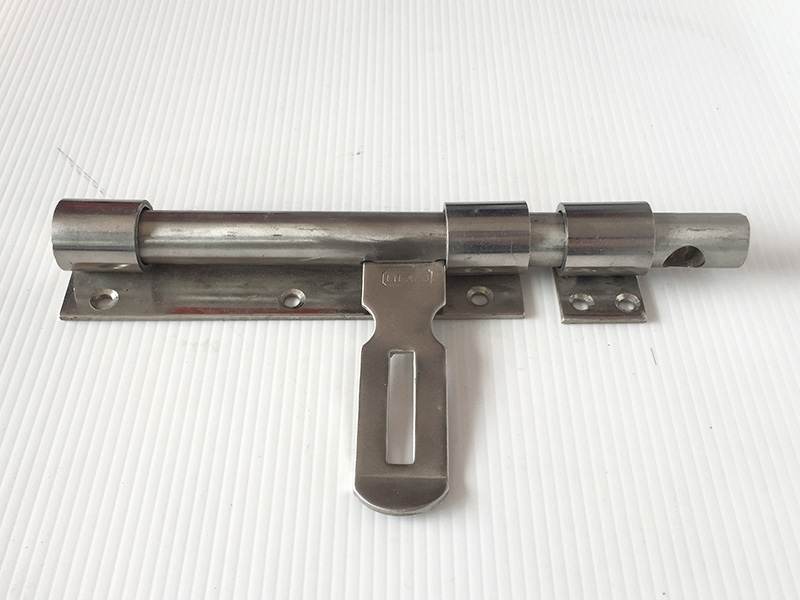 Then cài cửa bằng inox