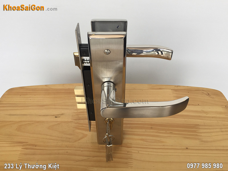 Kh&oacute;a tay gạt inox Huy Ho&agrave;ng SS8510 -8