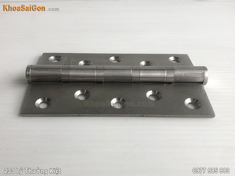 ban-le-la-inox-cua-di-08225-1