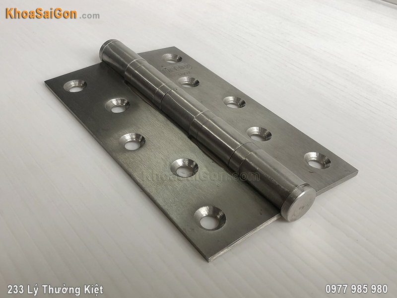 ban-le-la-inox-cua-di-08225-3
