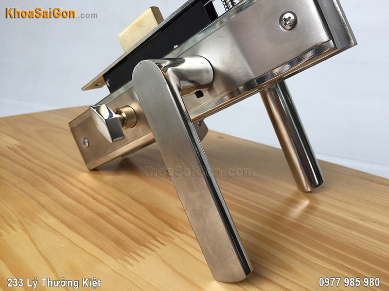 Kh&oacute;a cửa th&ocirc;ng ph&ograve;ng inox Việt Tiệp 04475 - 3