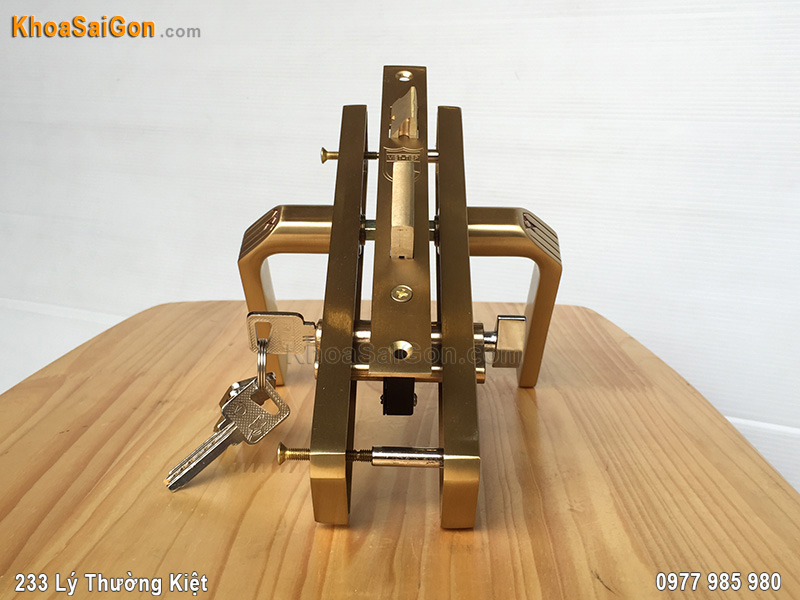 khoa-tay-gat-cua-ra-vao-04278-5
