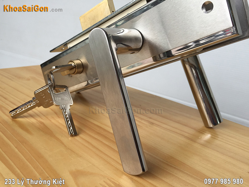 Kh&oacute;a tay gạt inox Việt Tiệp 04825 -4