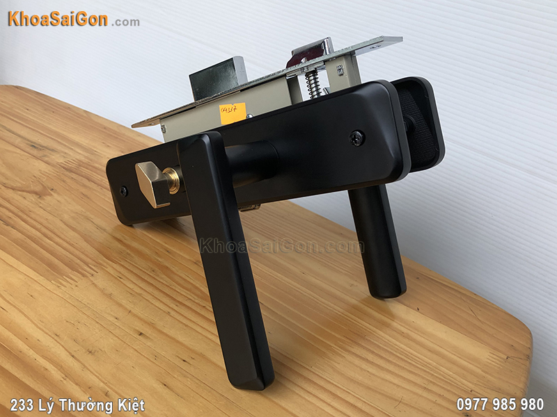 Kh&oacute;a cửa th&ocirc;ng ph&ograve;ng Việt Tiệp 04337 - 5