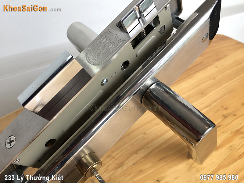 Kh&oacute;a tay nắm inox Việt Tiệp 04723 - 4